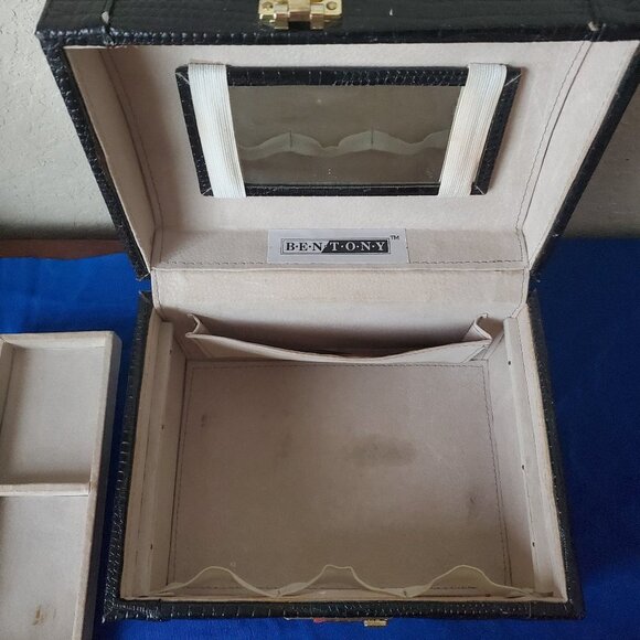 VTG Bentony embossed train case - Picture 12 of 16